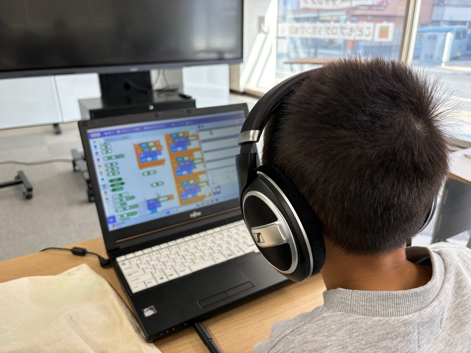 Scratchでゲームづくりに取り組む生徒